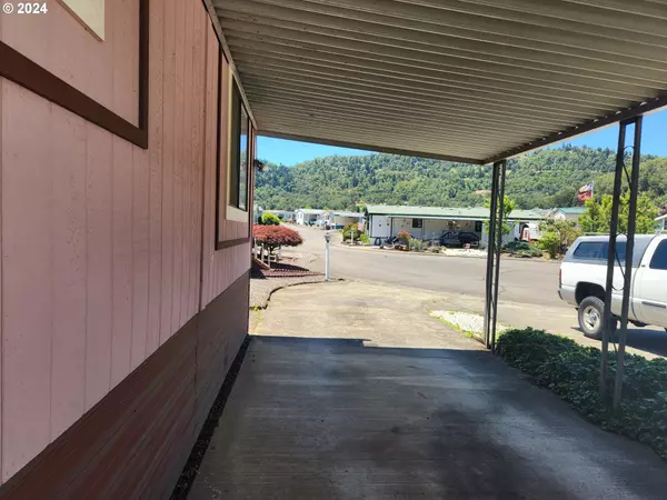 Roseburg, OR 97470,825 SHADOW RANCH LN