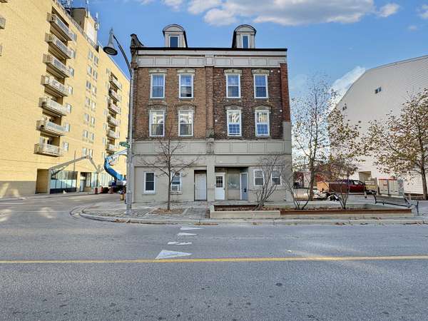 2 Metcalfe ST #5, St. Thomas, ON N5R 3J9