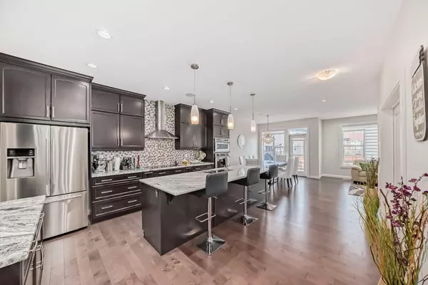 43 Evansglen CIR Northwest, Calgary, AB T3P 0W7