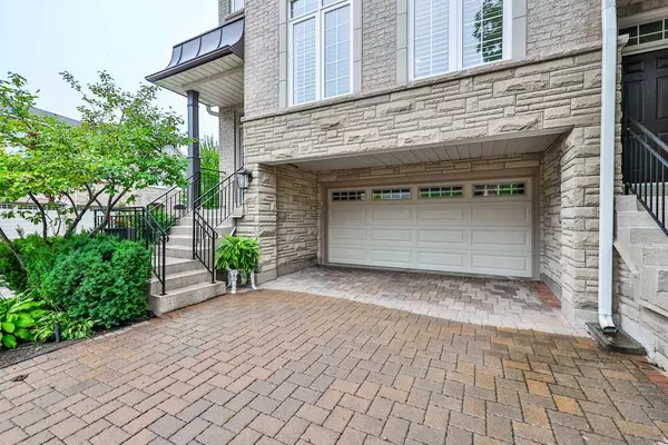 Oakville, ON L6M 3Z5,1267 DORVAL DR #65