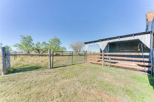 430 Hornik Road, Ennis, TX 75119