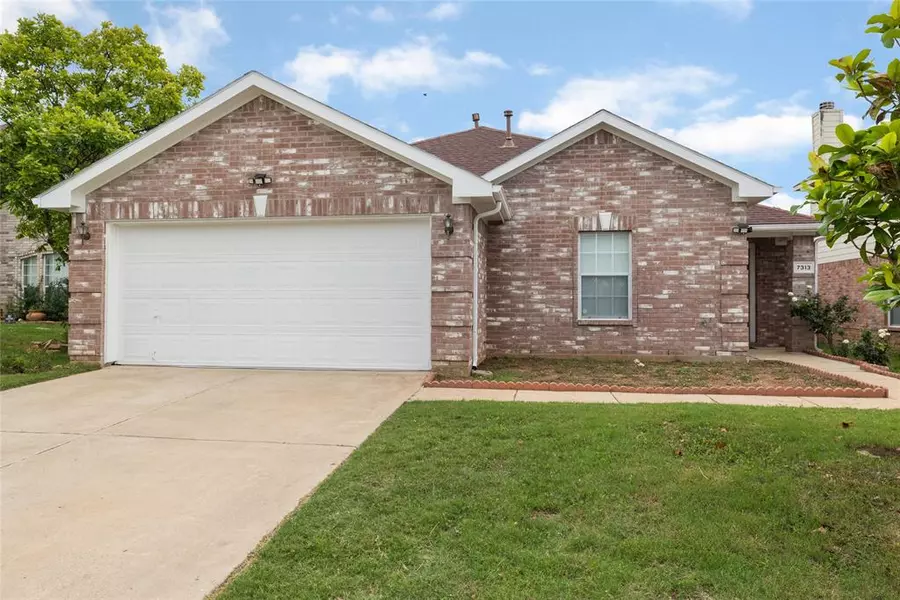 7313 Moon Ridge Court, Fort Worth, TX 76133