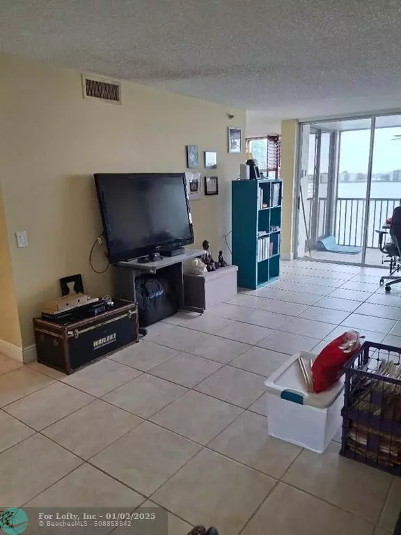 Oakland Park, FL 33309,105 Lake Emerald Dr  #410