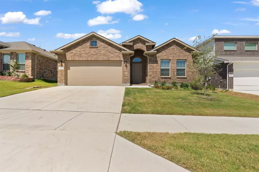 213 Dunmore Drive, Fort Worth, TX 76052