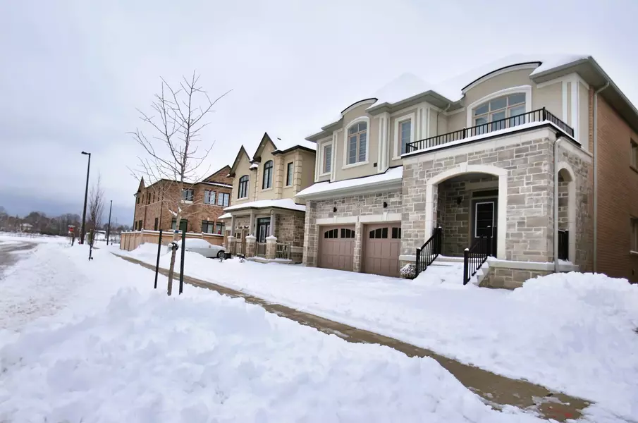 35 Valleo ST, Georgina, ON L4P 0K1