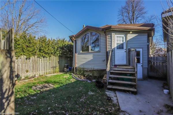 132 WHARNCLIFFE RD N #Front, London, ON N6H 2B2