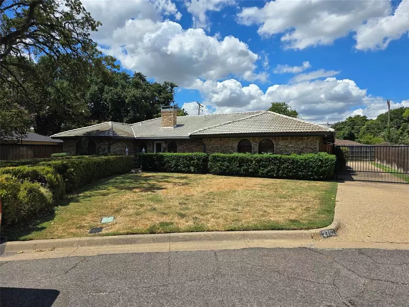 2702 Greenbrook Drive, Arlington, TX 76016