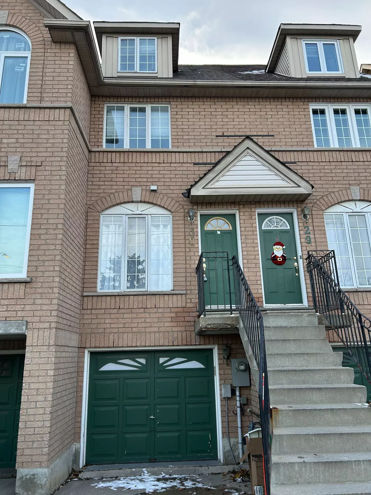 Mississauga, ON L5R 3W1,75 Strathaven DR #30