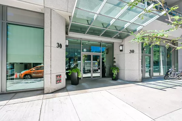 Toronto C01, ON M5J 3A4,30 Grand Trunk CRES #709