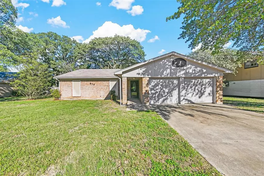 812 Lake Crest Parkway, Azle, TX 76020