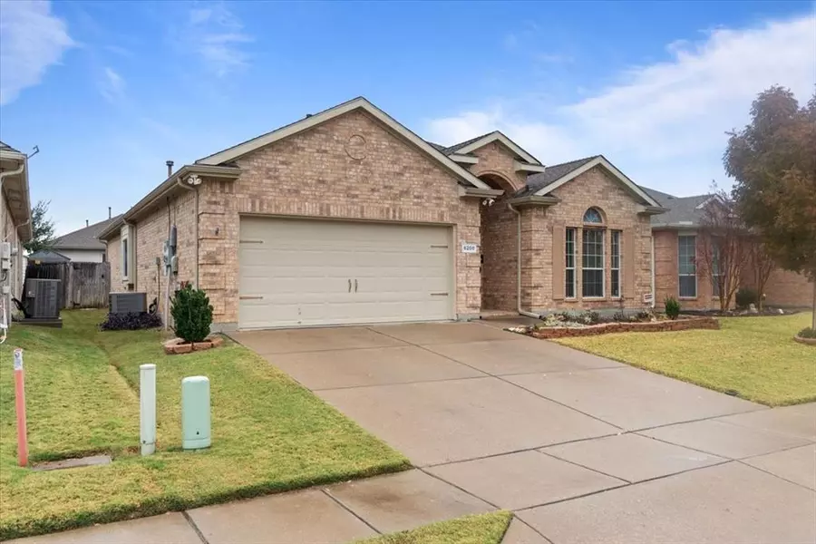 6208 Isadora Lane, Fort Worth, TX 76131