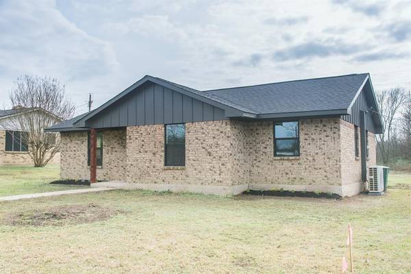 Wolfe City, TX 75496,905 Mockingbird