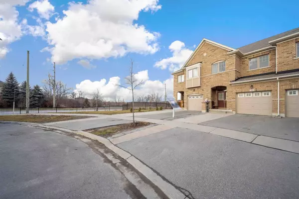 98 Davenfield CIR, Brampton, ON L6P 4M1