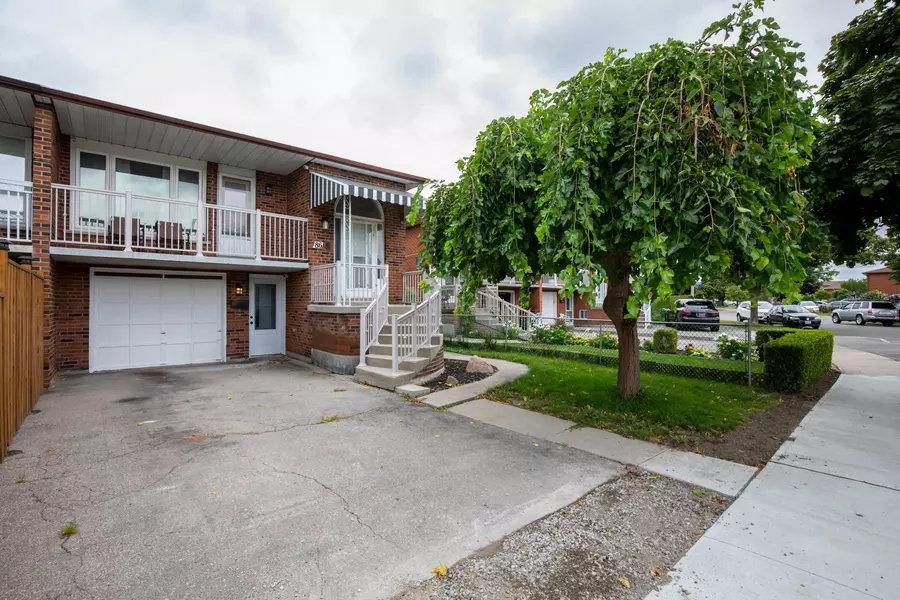 86 Sawmill RD, Toronto W05, ON M3L 2K4