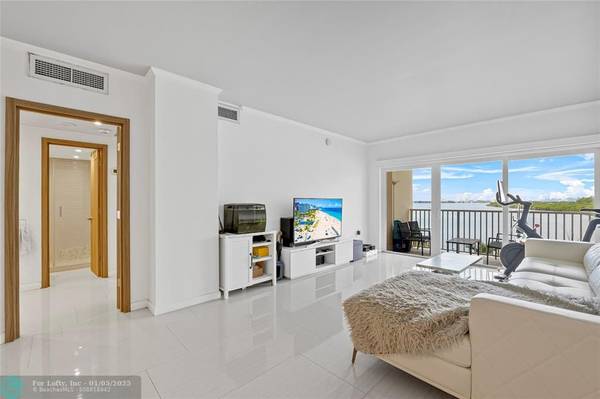 Sunny Isles Beach, FL 33160,300 Bayview Dr  #404