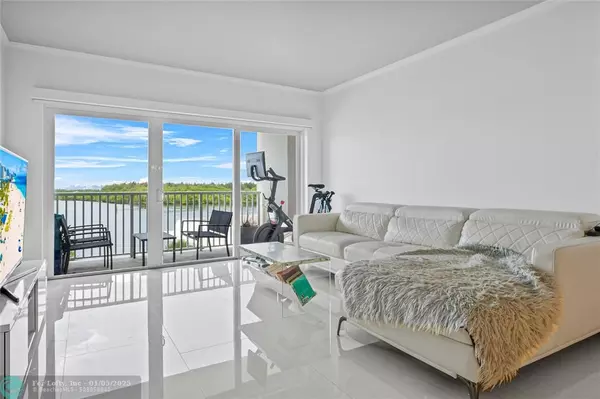 Sunny Isles Beach, FL 33160,300 Bayview Dr  #404