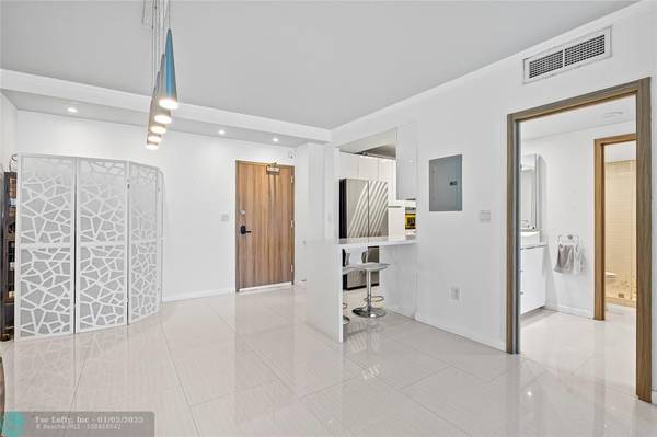 Sunny Isles Beach, FL 33160,300 Bayview Dr  #404