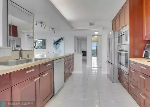 Hallandale Beach, FL 33009,600 Parkview Dr  #531