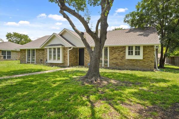 1044 Briarwood Lane,  Desoto,  TX 75115