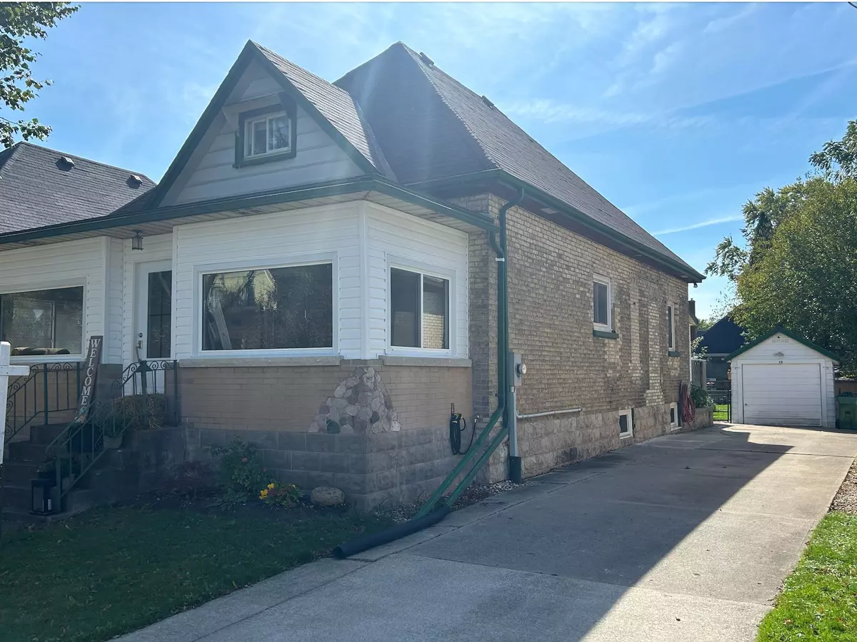 Elgin, ON N5R 1Y8,13 Maple ST