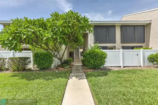 Hutchinson Island, FL 34949,3207 S Lakeview Cir  #103