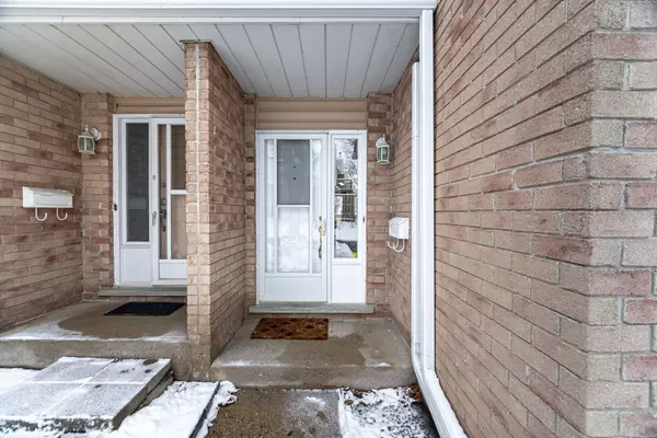 Kitchener, ON N2M 5L6,205 Highland CRES #11