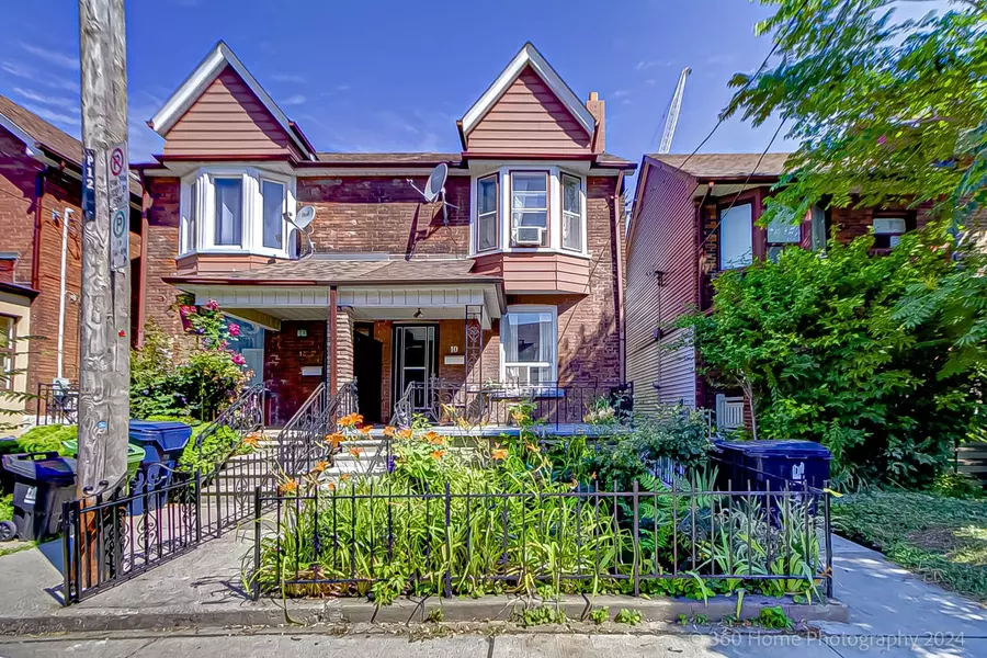 10 Burnfield AVE, Toronto W02, ON M6G 1Y5