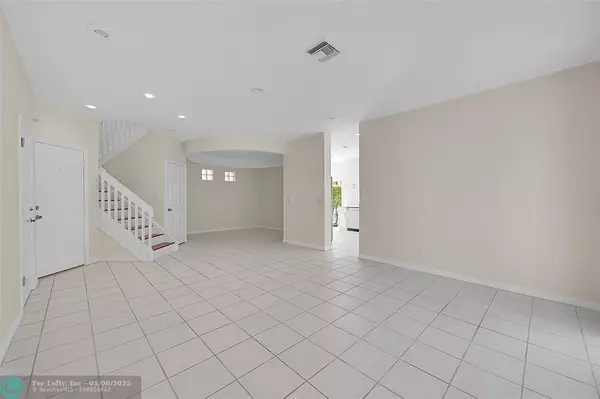 Coral Springs, FL 33071,11285 Lakeview Dr  #35-J