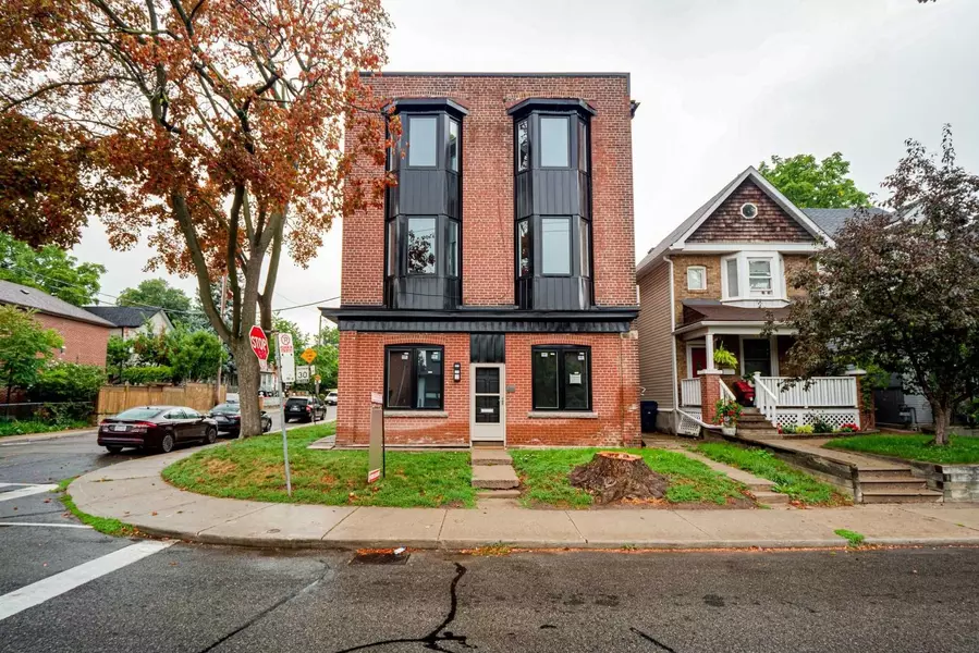 1 Greensides AVE #1, Toronto C02, ON M6G 3P5