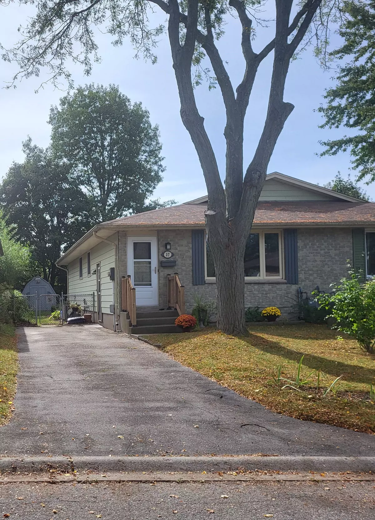 London, ON N5Y 4X7,37 Monsarrat CRES