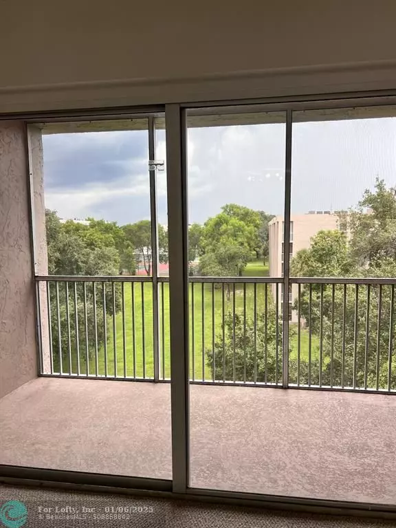 Coral Springs, FL 33071,8735 Ramblewood Dr  #513