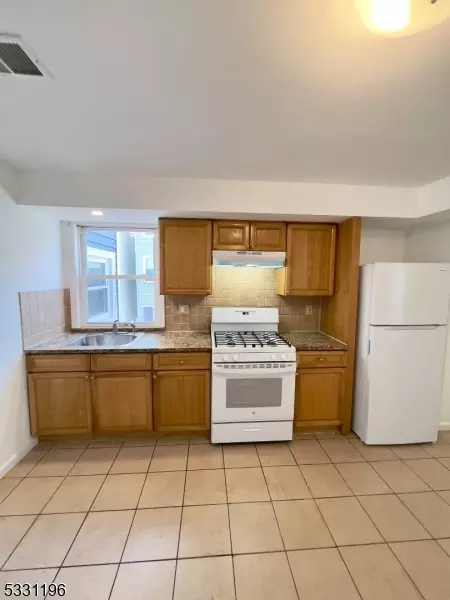 Newark City, NJ 07105,326 Oliver St #2