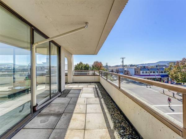 9805 Second St #204, Sidney, BC V8L 4T9