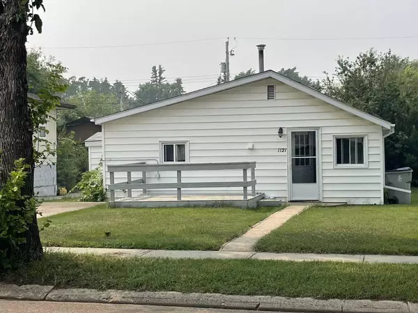 1121 8 AVE, Wainwright, AB T9W 1E9