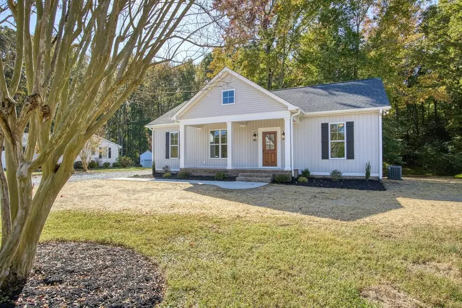 24 Oakland ST, Kilmarnock, VA 22482