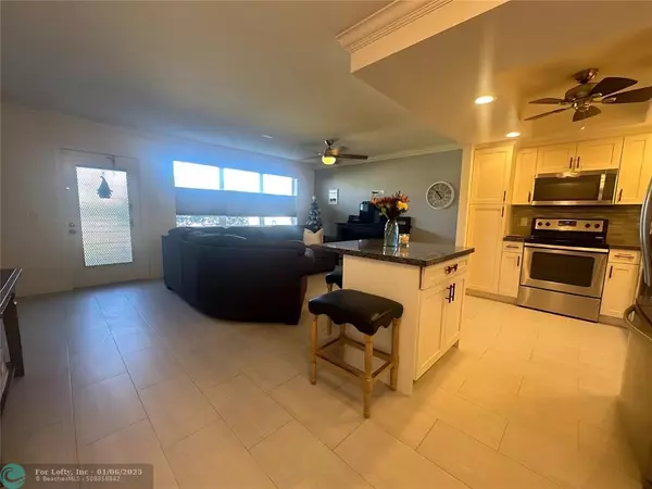 Deerfield Beach, FL 33442,10 Farnham A  #10