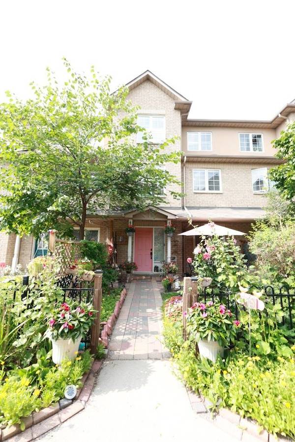 Markham, ON L3R 4E8,5 St Moritz WAY #19