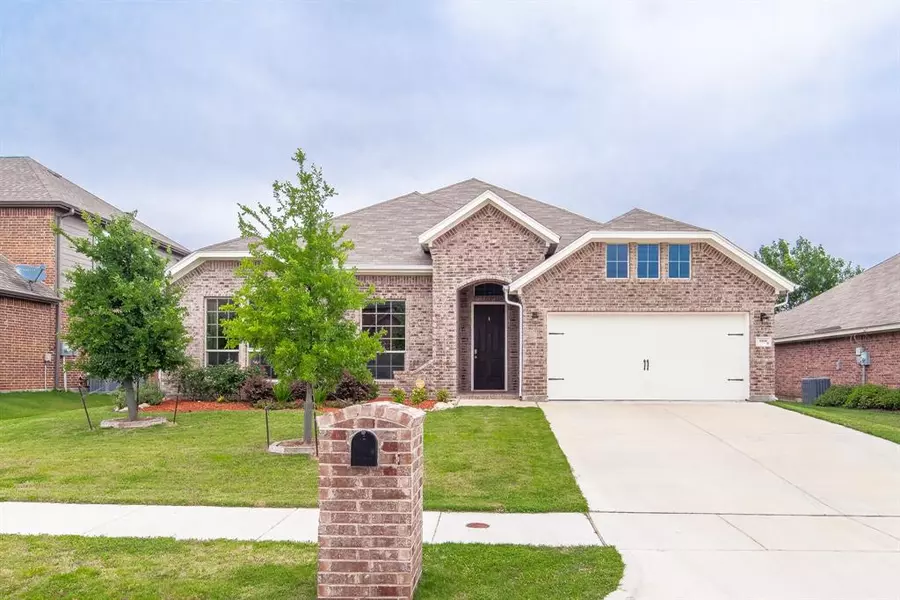 1104 Nottingham Trail, Saginaw, TX 76179