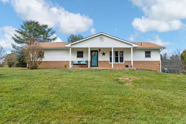 272 Gladeview Dr, Fries, VA 24330