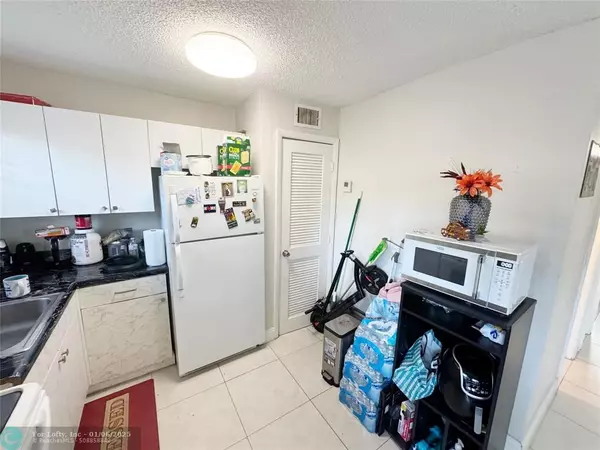 Oakland Park, FL 33334,5156 NE 6th Ave  #208