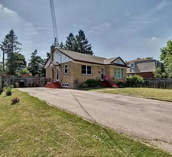 25 Amos AVE, Waterloo, ON N2L 2W6