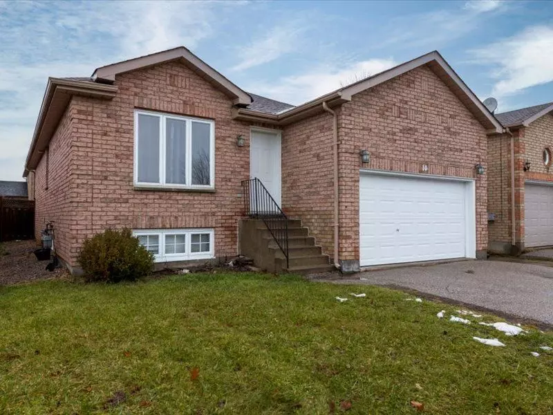 10 Larkin DR, Barrie, ON L4M 6T2