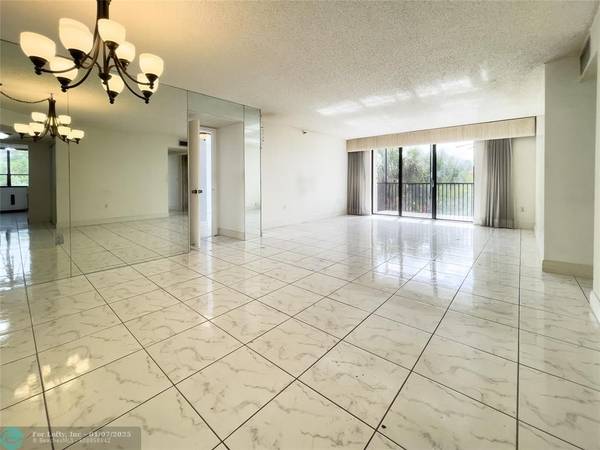 Miami, FL 33179,900 NE 195th St  #312