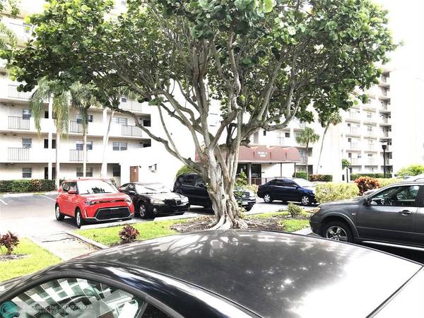 5900 NW 44 St  #607, Lauderhill, FL 33319