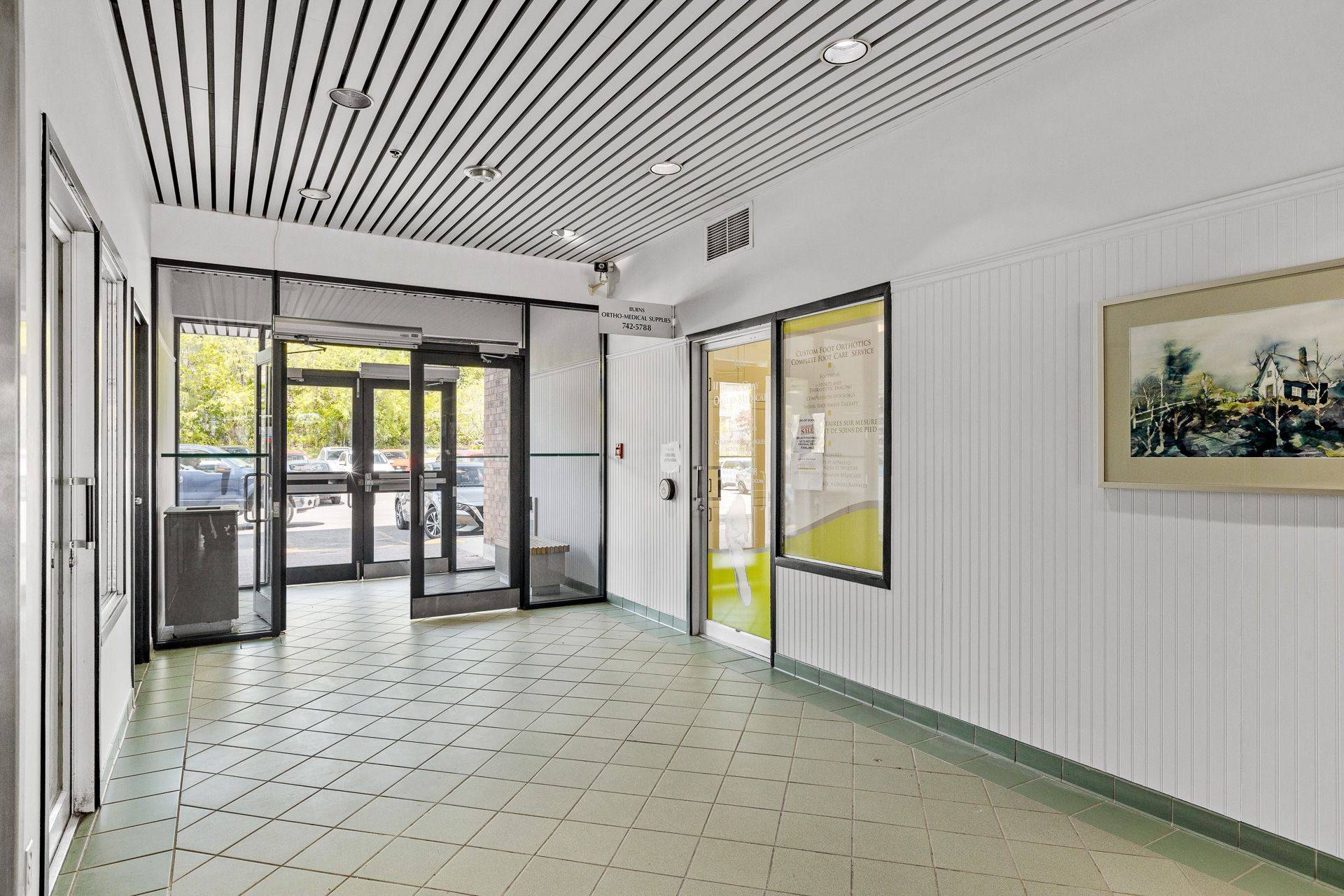 Manor Park - Cardinal Glen And Area, ON K1K 4L2,595 MONTREAL RD #102