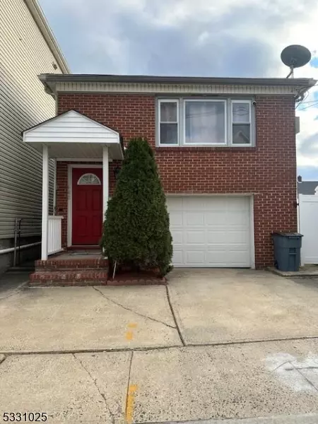 642 Montgomery St, Elizabeth City, NJ 07202