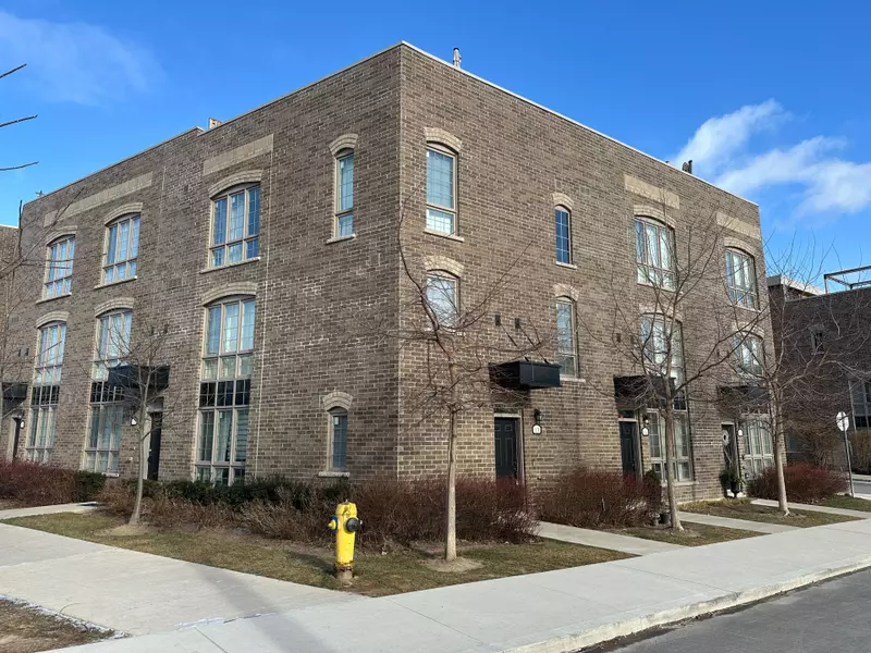 26 Ernest AVE #13, Toronto W02, ON M6P 3M7