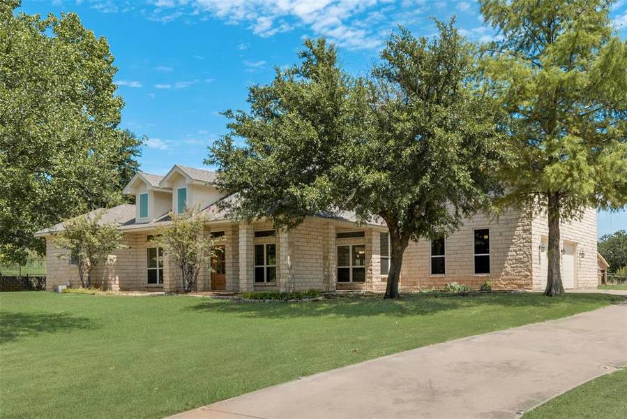 3972 Lake Oaks Circle, Fort Worth, TX 76108