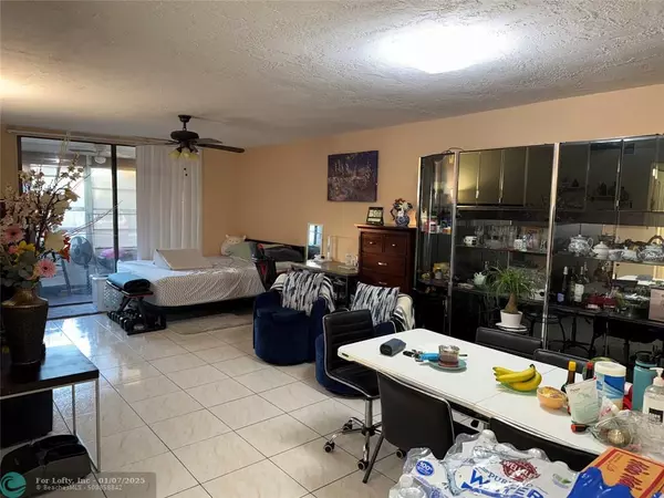 Lauderdale Lakes, FL 33311,2861 Somerset Dr  #102