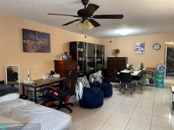 Lauderdale Lakes, FL 33311,2861 Somerset Dr  #102